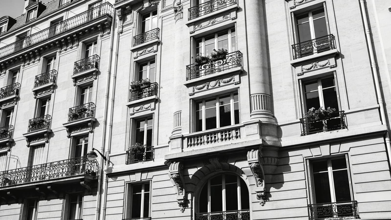 Façade d'immeuble haussmannien parisien en plein jour